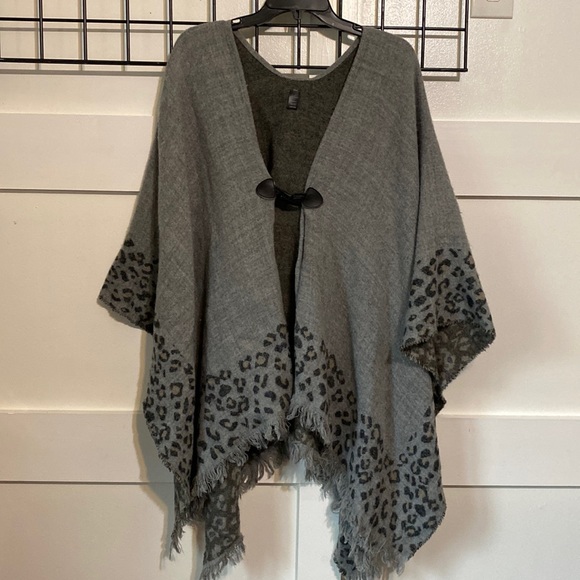Ashley Stewart Sweaters - Ashley Stewart grey print shaw